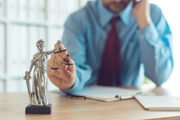 Avvocato al lavoro nel suo ufficio