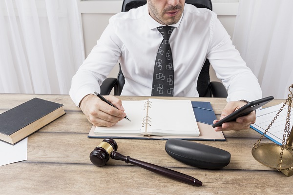Avvocato durante una consulenza aziendale