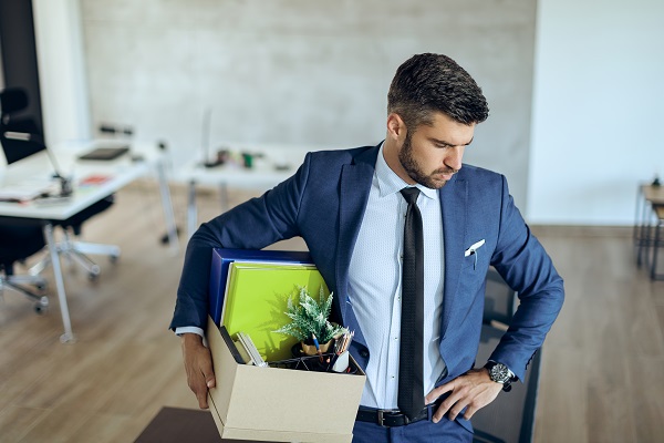 Lavoratore dopo essere stato licenziato.