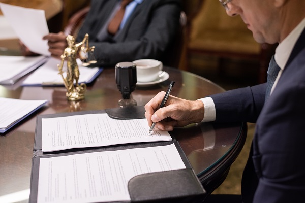 Ricorrere all'arbitrato per risolvere controversie legali.